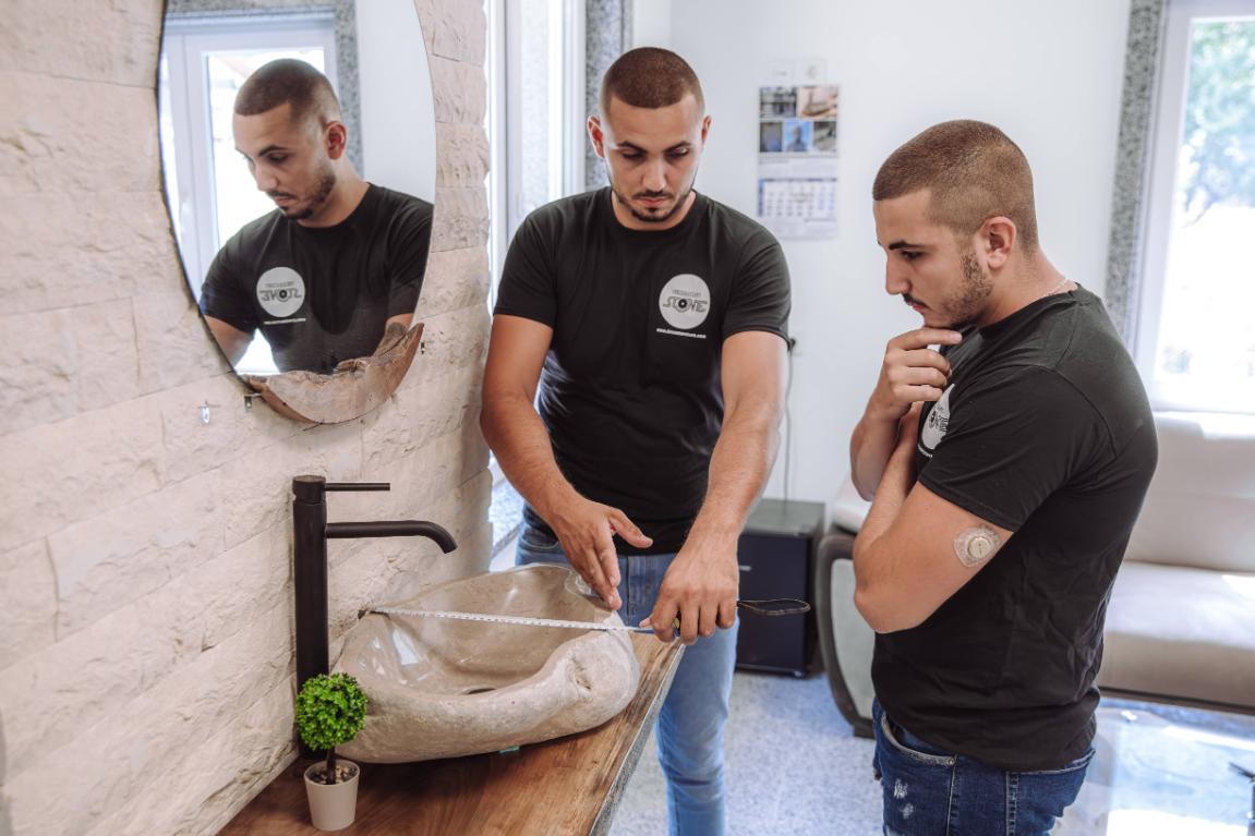 мивка от речен камък с дървен плот