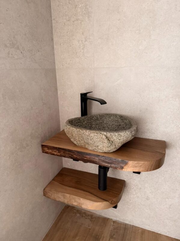 плот от дърво с мивка от камък